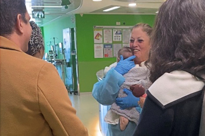 ’First Hug’ giver omsorg til babyer fra Gaza på hospitalet Rambam Medical Center i Haifa